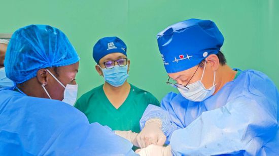 中国援赤道几内亚医疗队完成定期巡诊后首批