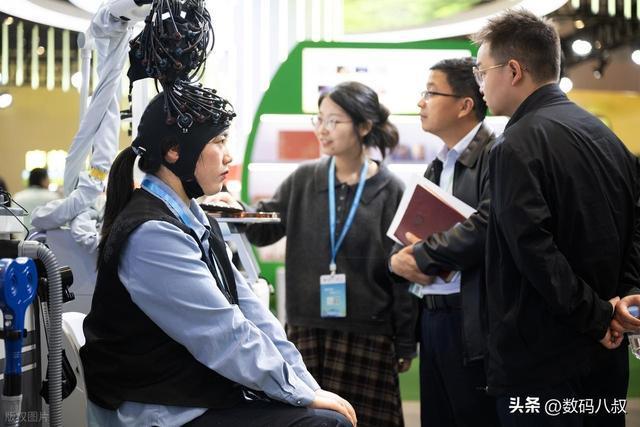 炸锅!全球首张脑机接口医疗器械证落地上海瘫痪靠意念抓握喝水(图2)