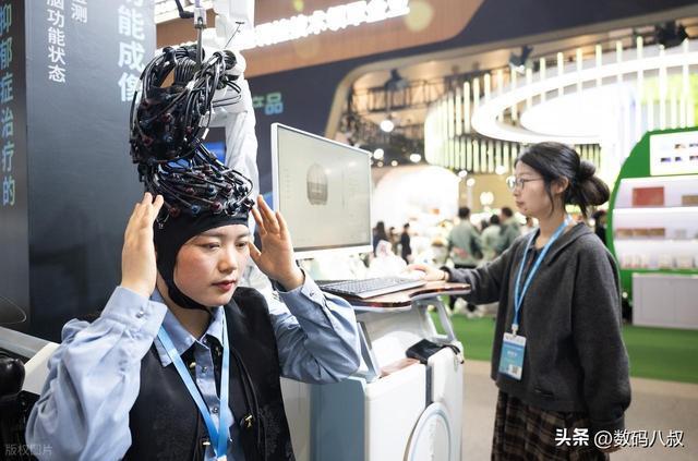 炸锅!全球首张脑机接口医疗器械证落地上海瘫痪靠意念抓握喝水(图1)