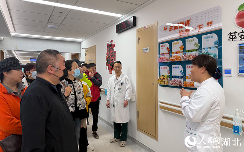 武汉：银发医生献余热为霞满天映支点(图1)