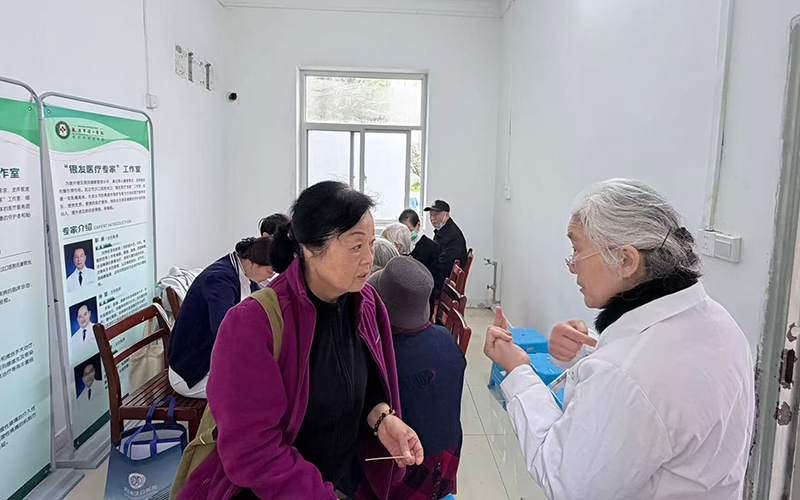 武汉：银发医生献余热为霞满天映支点(图2)