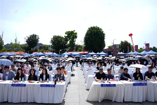 1300+岗位！泸州医疗器械职业学院这场招聘会火热“出摊”(图2)