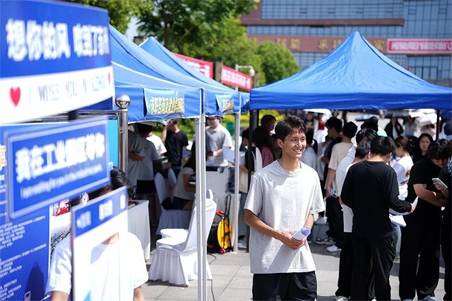 1300+岗位！泸州医疗器械职业学院这场招聘会火热“出摊”(图6)