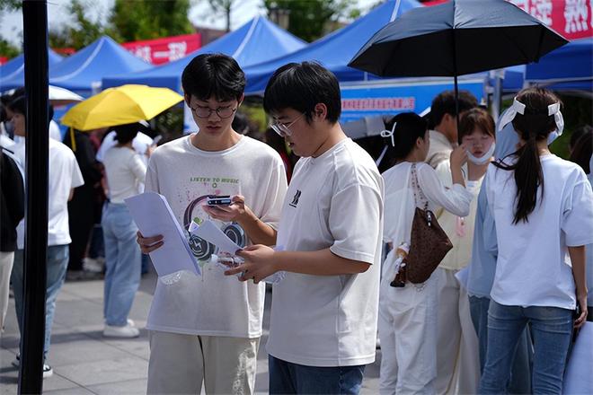 1300+岗位！泸州医疗器械职业学院这场招聘会火热“出摊”(图9)