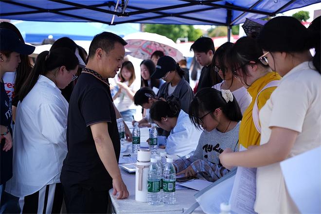1300+岗位！泸州医疗器械职业学院这场招聘会火热“出摊”(图10)